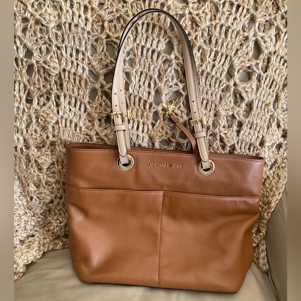 Beautiful Michael Kors Tan Leather Bedford Tote with 4 large outside pockets
